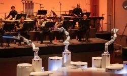 مايسترو "روبوت" يقود اوركسترا في المانيا